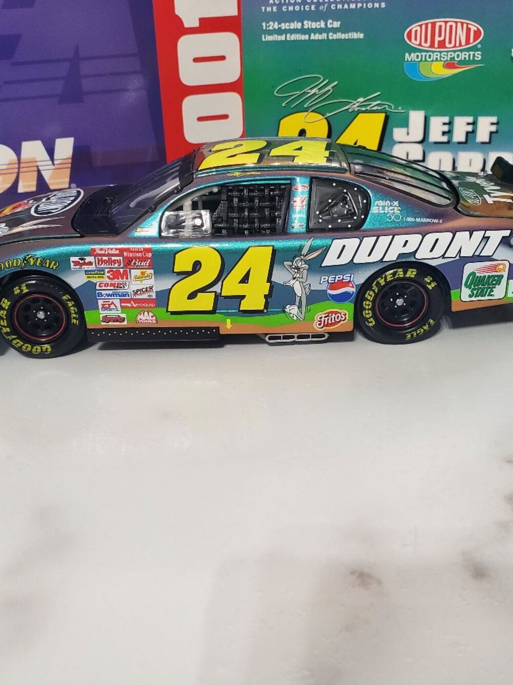 Jeff Gordon #24 2001 DuPont / Looney Tunes Bugs Bunny 1:24 Nascar Diecast Car